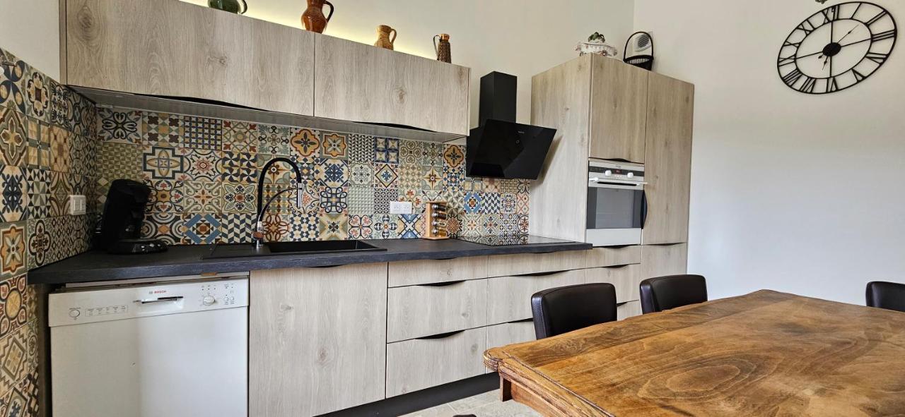 Bel & Ancien Appartement T3 Renove Dans Sartene Esterno foto